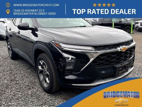 Used 2024 Chevrolet Trax LT w/ Driver Confidence Package FWD image 1