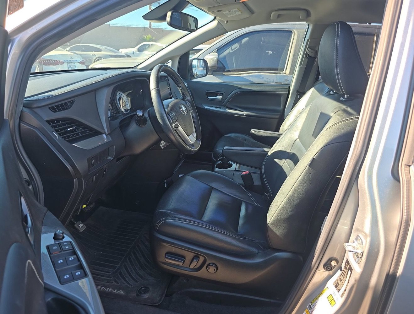 Used 2019 Toyota Sienna SE FWD image 7