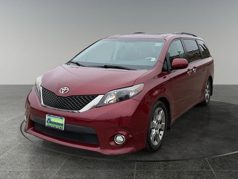 Used 2013 Toyota Sienna SE FWD image 3