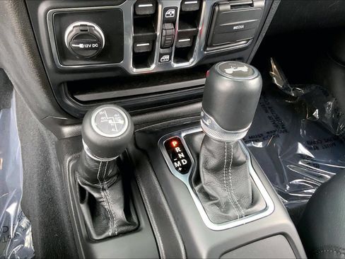 Used 2024 Jeep Wrangler Unlimited Sahara w/ Technology Group AWD/4WD image 16