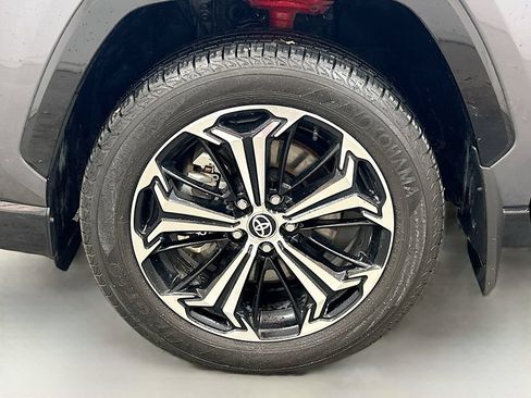 Used 2025 Toyota RAV4 XSE AWD/4WD image 30