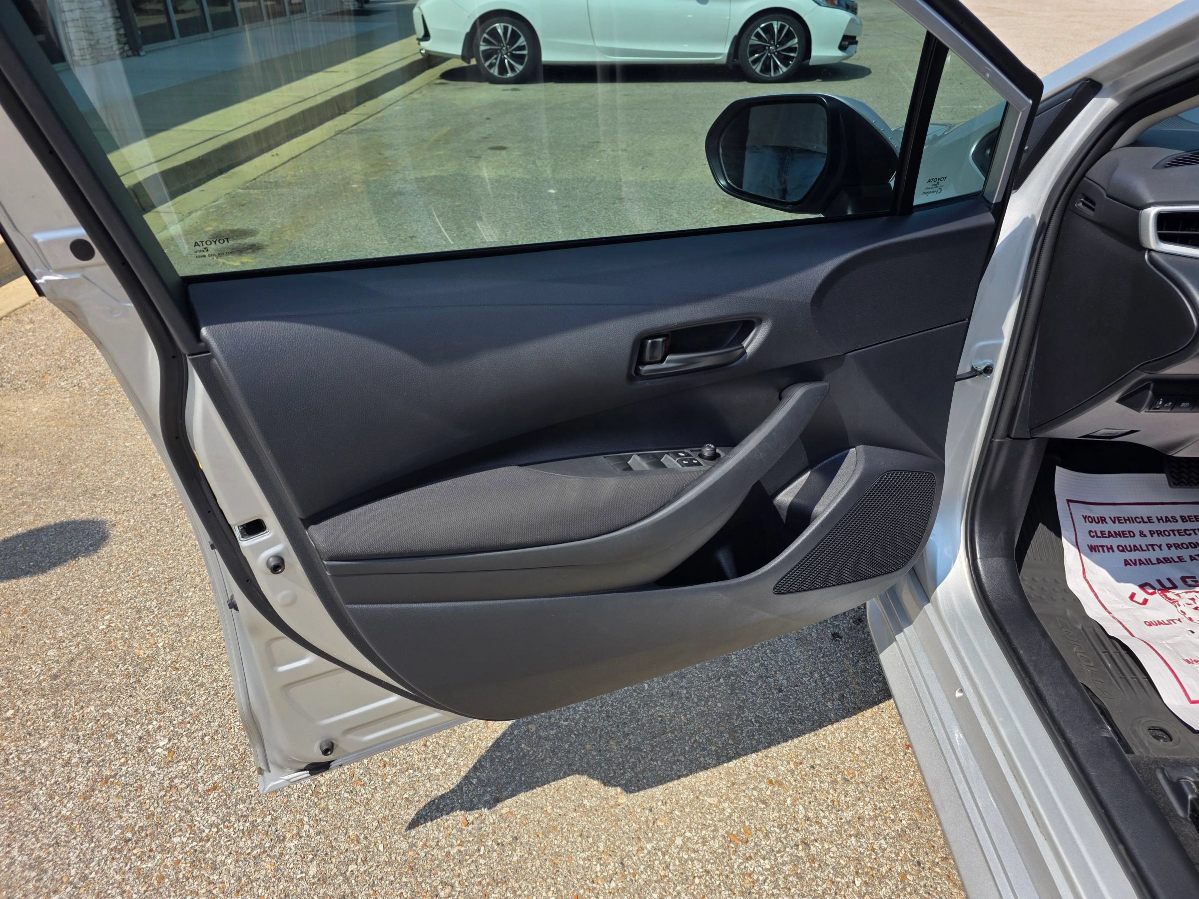 Used 2025 Toyota Corolla LE FWD image 12