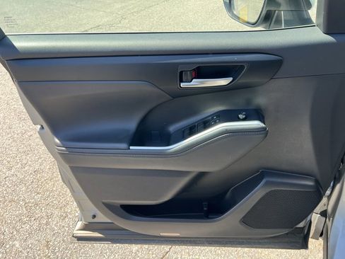 Used 2025 Toyota Highlander XLE image 11