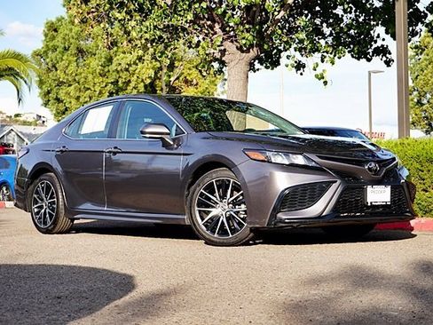 Used 2023 Toyota Camry SE image 2