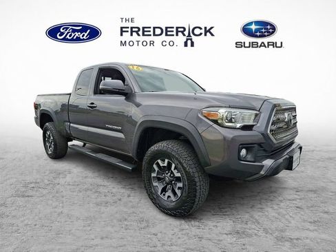 Used 2016 Toyota Tacoma TRD Off-Road w/ Towing Package AWD/4WD image 3