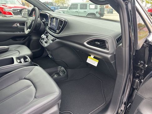 New 2026 Chrysler Pacifica Select image 54