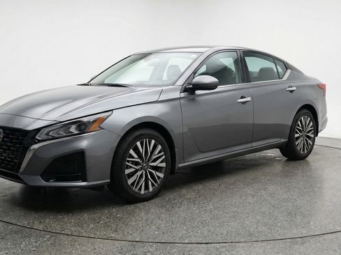 Used 2025 Nissan Altima 2.5 SV image 3