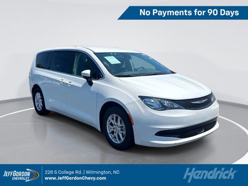 Used 2023 Chrysler Voyager LX FWD image 1