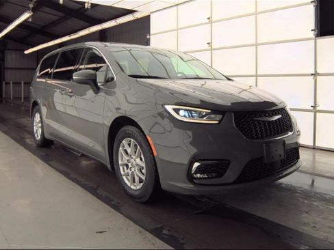 Used 2023 Chrysler Pacifica Touring-L image 1