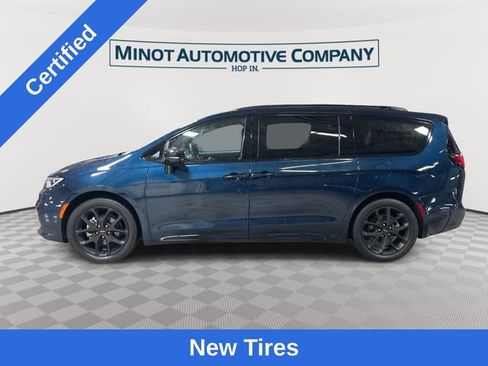 Used 2025 Chrysler Pacifica Limited FWD image 5