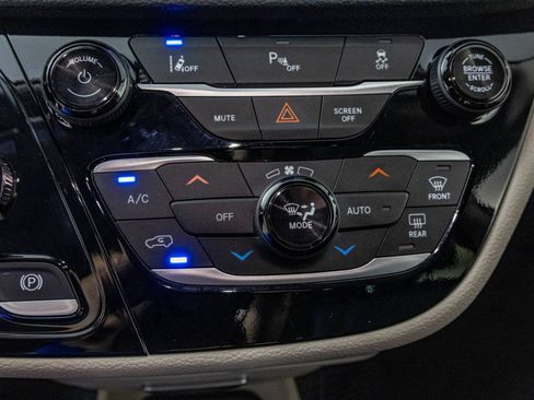 Used 2024 Chrysler Pacifica Limited FWD image 27
