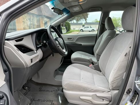 Used 2017 Toyota Sienna L FWD image 10