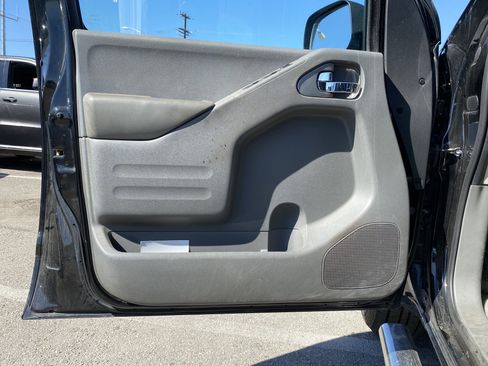 Used 2018 Nissan Frontier SV image 13