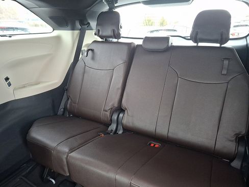 Used 2021 Toyota Sienna Platinum image 10