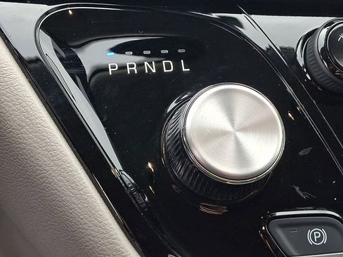 Used 2024 Chrysler Pacifica Touring-L image 14