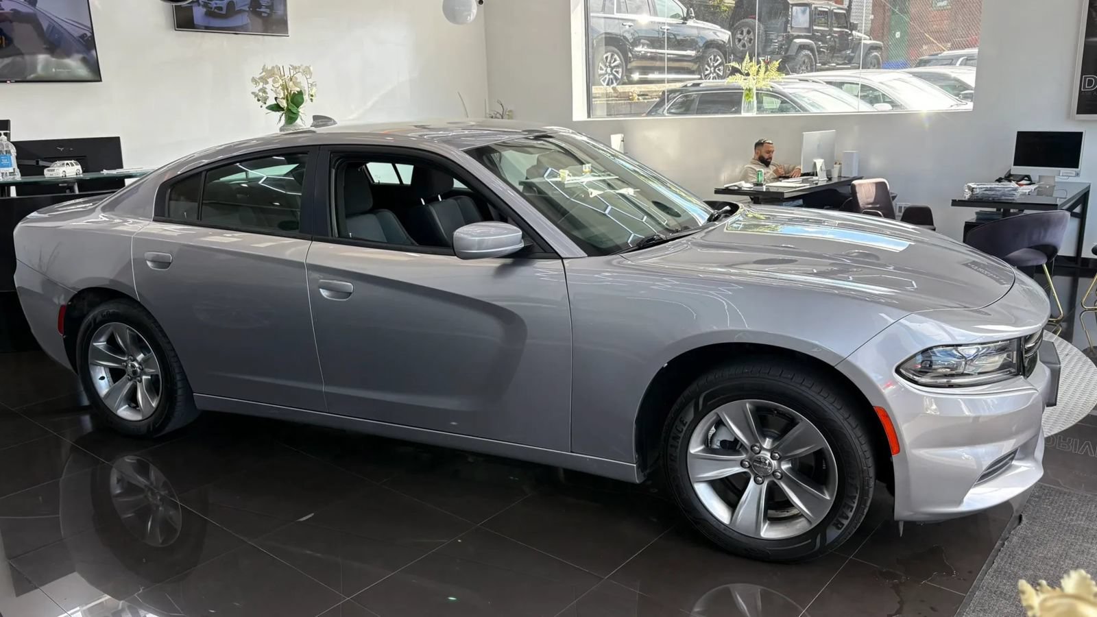 Used 2016 Dodge Charger SXT w/ Navigation & Travel Group RWD image 3