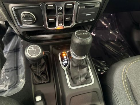 Certified 2025 Jeep Gladiator Sport image 31