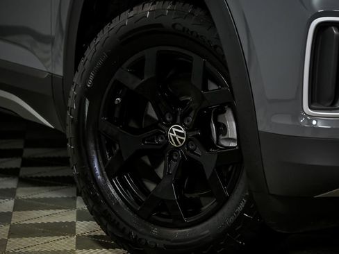 Used 2025 Volkswagen Atlas Peak Edition SE image 3