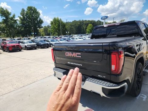 Used 2021 GMC Sierra 1500 SLT w/ SLT Premium Package AWD/4WD image 17