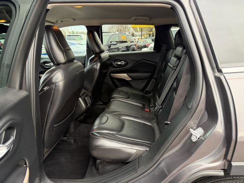 Used 2017 Jeep Cherokee Limited image 12
