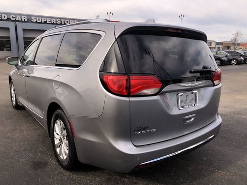 Used 2018 Chrysler Pacifica Touring-L image 4