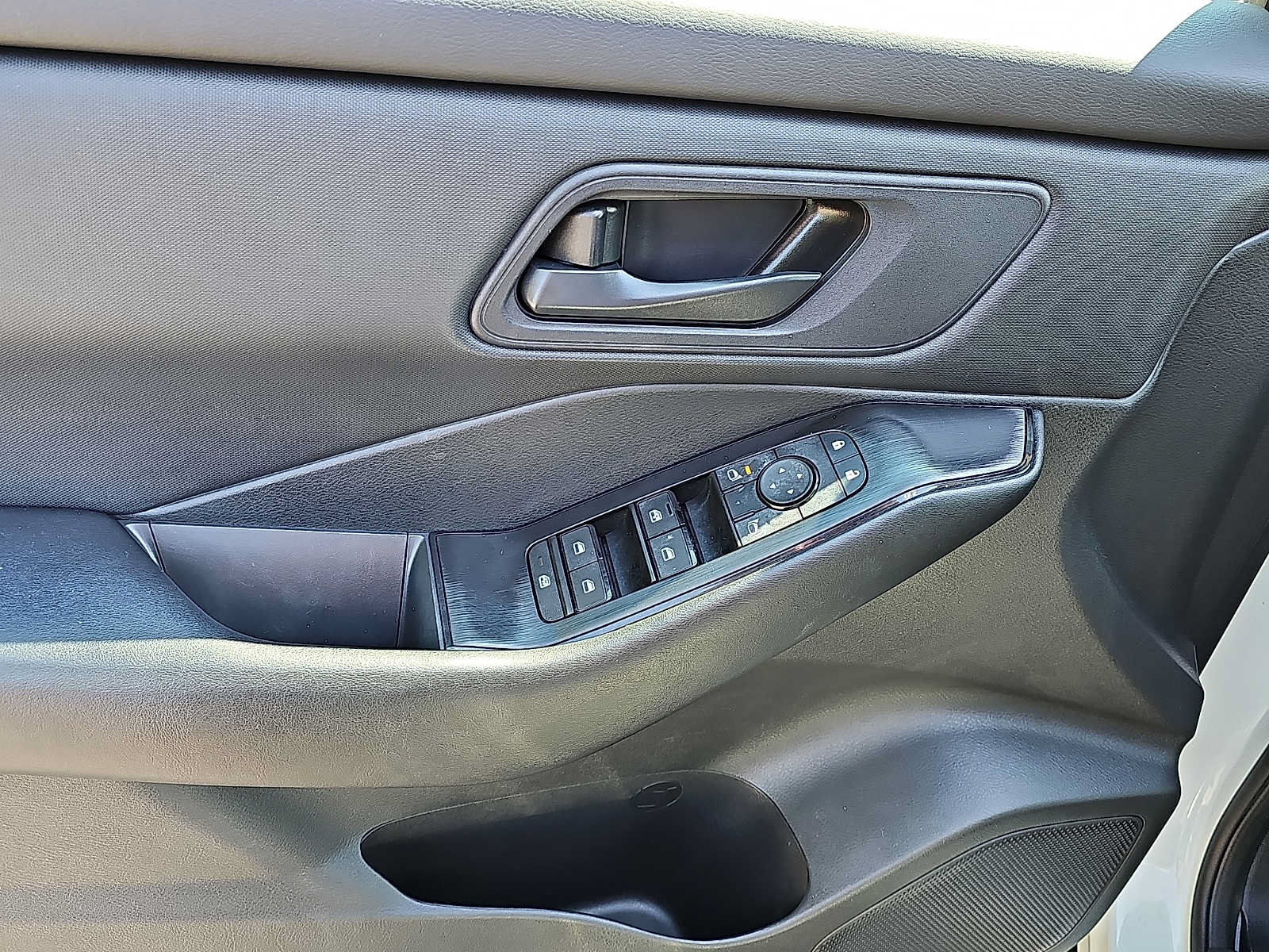 Used 2025 Nissan Rogue S AWD/4WD image 12