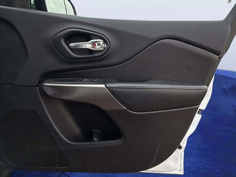 Used 2019 Jeep Cherokee Latitude w/ Cold Weather Group image 14