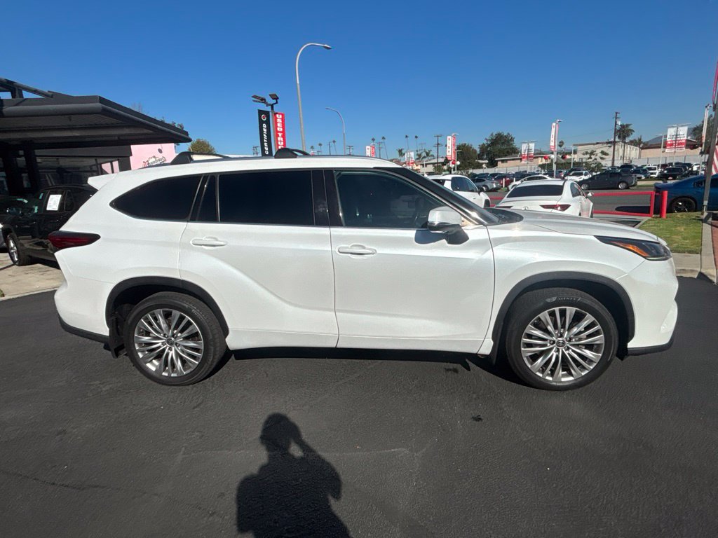 Used 2022 Toyota Highlander Platinum AWD/4WD image 3