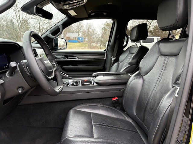 Used 2024 Jeep Wagoneer L Series II w/ Flexible Seating Group AWD/4WD image 8