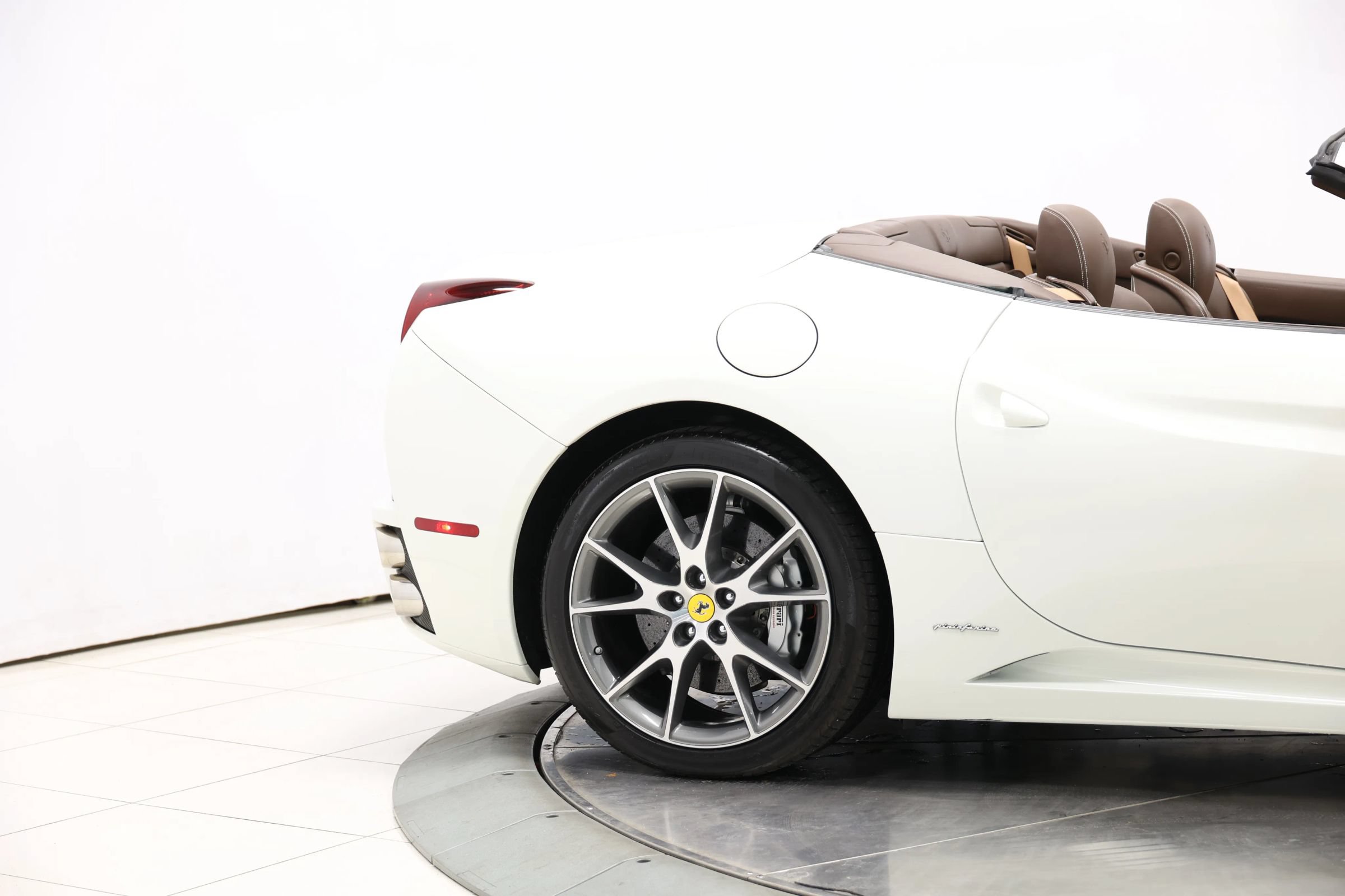 Used 2010 Ferrari California RWD image 81
