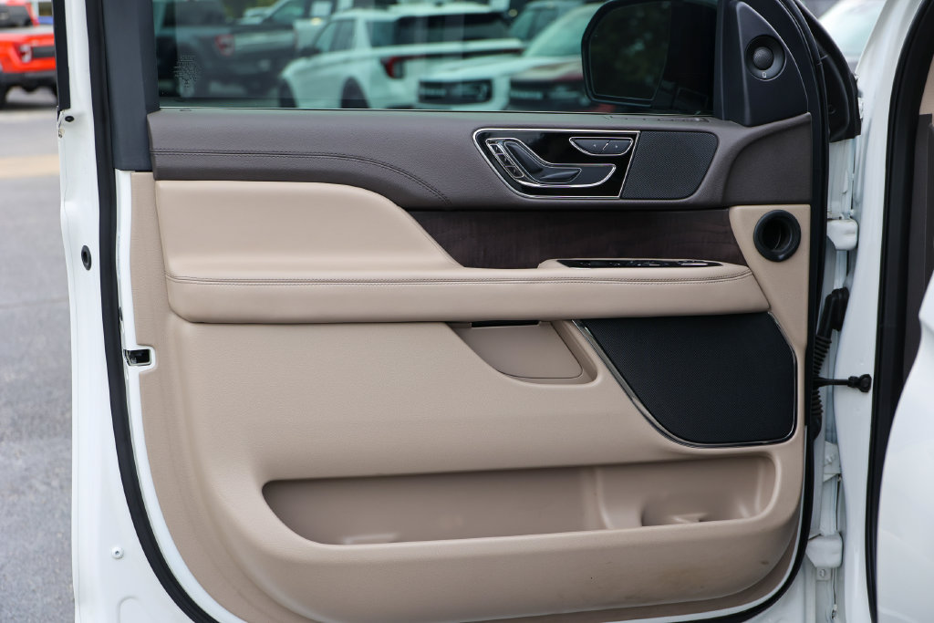 Used 2024 Lincoln Navigator Premiere AWD/4WD image 4