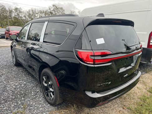New 2026 Chrysler Pacifica Limited w/ S Appearance Package image 5