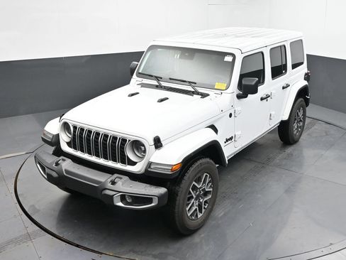 Used 2025 Jeep Wrangler Unlimited Sahara AWD/4WD image 30