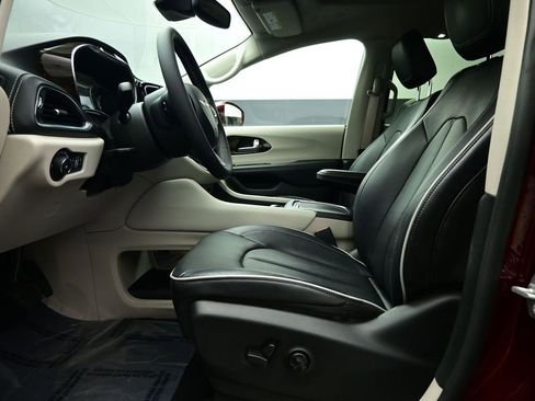 Used 2022 Chrysler Pacifica Limited image 16