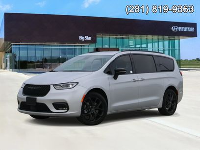 Used 2024 Chrysler Pacifica Limited w/ Uconnect Theater Family Group