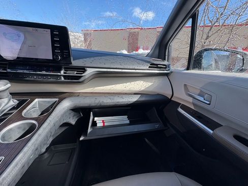 Used 2021 Toyota Sienna XLE image 21