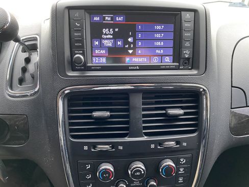 Used 2019 Dodge Grand Caravan SE w/ UConnect Hands-Free Group image 20