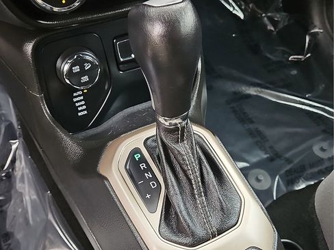 Used 2017 Jeep Renegade Trailhawk AWD/4WD image 25