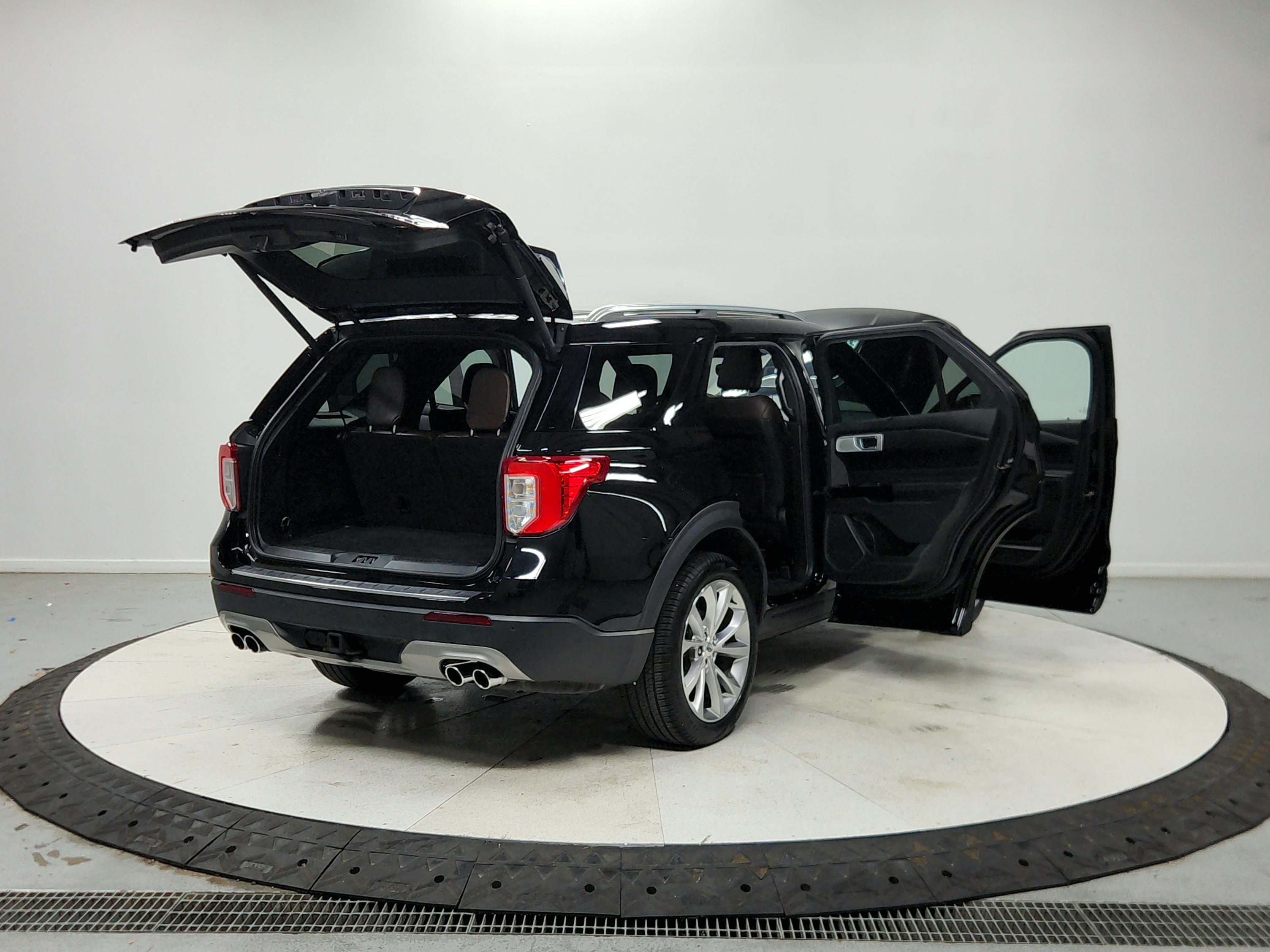 Used 2023 Ford Explorer Platinum w/ Technology Package AWD/4WD image 16