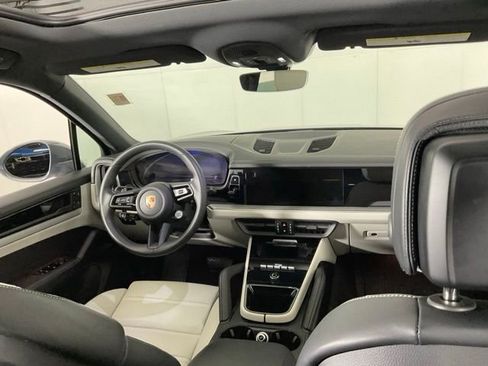 Used 2025 Porsche Cayenne AWD/4WD image 12