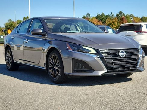 Used 2025 Nissan Altima 2.5 SV w/ SV Special Edition Package FWD image 2