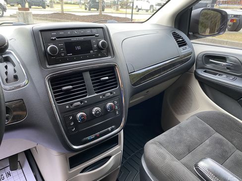 Used 2016 Dodge Grand Caravan American Value Package w/ UConnect Hands-Free Group FWD image 24