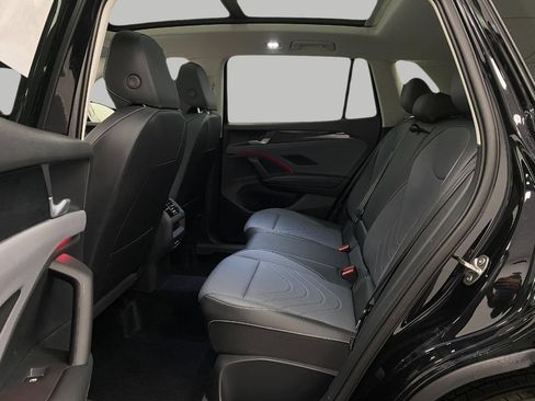 New 2025 Volkswagen Tiguan SE image 26