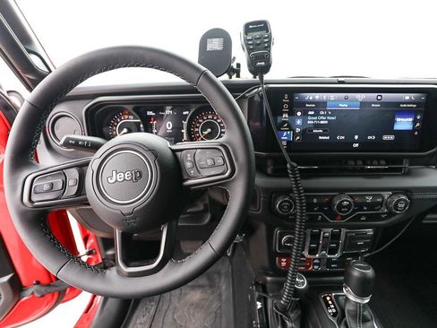 Used 2025 Jeep Gladiator Rubicon w/ Convenience Group AWD/4WD image 13