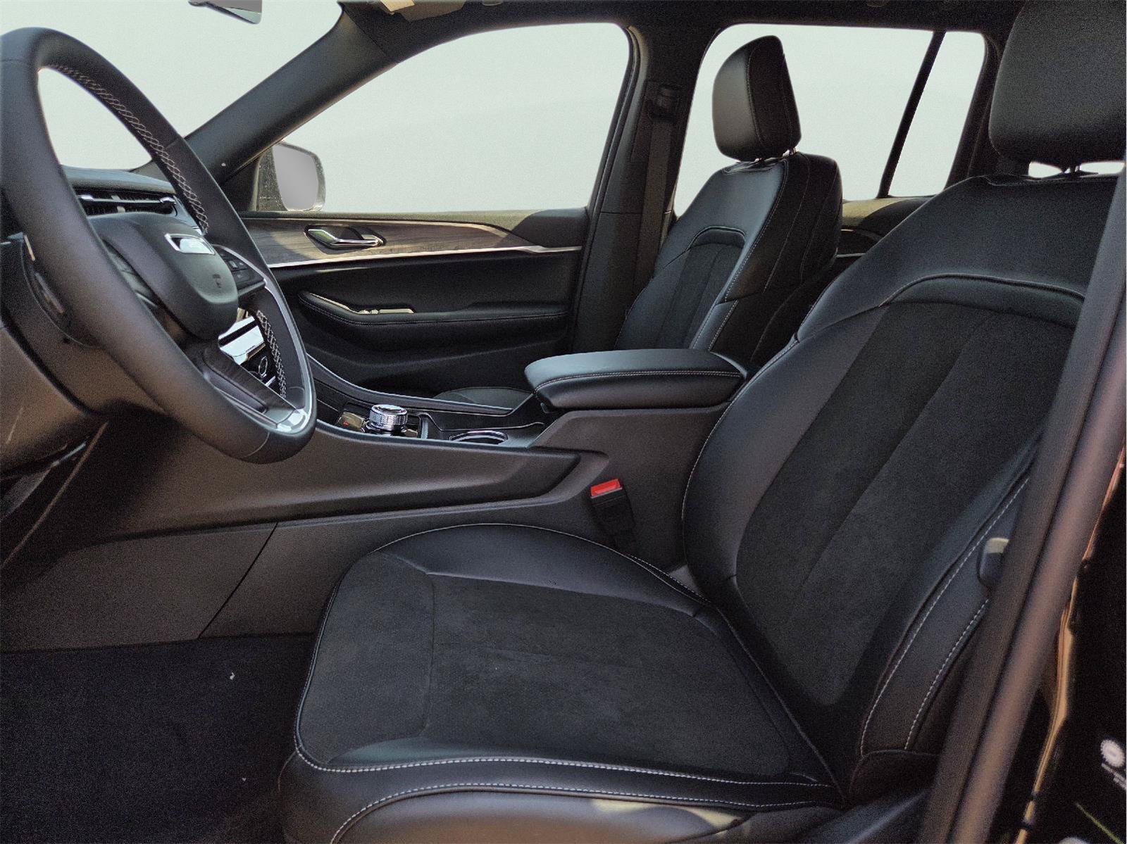 New 2027 Jeep Grand Cherokee Altitude RWD image 12