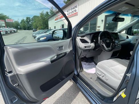 Used 2017 Toyota Sienna LE FWD image 10