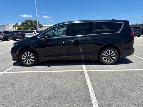 Used 2023 Chrysler Pacifica Touring-L FWD image 2