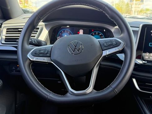 Used 2025 Volkswagen Atlas Cross Sport SE AWD/4WD image 9