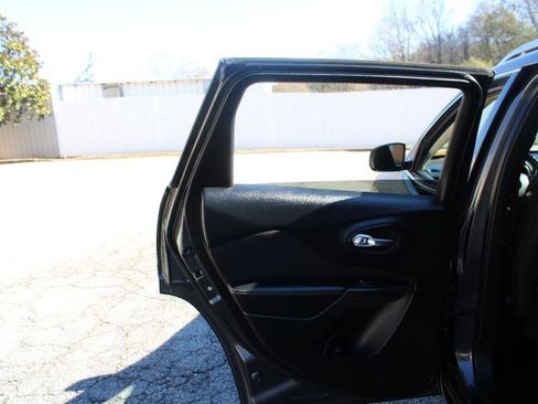 Used 2015 Jeep Cherokee Latitude w/ Comfort/Convenience Group FWD image 19