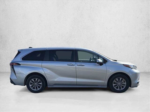 Certified 2022 Toyota Sienna LE FWD image 4